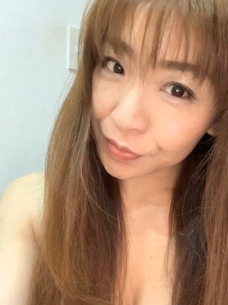 さて今日も闘ってきます。みんなアプリ効果なのに綺麗だ何だ言ってくれて申し訳なさすぎたので、今回は加工無しにした。早朝からババァ画像すみませぬ。今日も皆さん、元気でありますように・・・ https://t.co/ncfqnf70mg