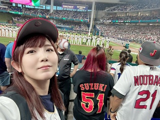とりあえず…優勝おめでとうございます🥹✨
最高な試合でした👏✨

いろんな方から連絡来ましたが…この席にいたよね🤣🤣
(目の前のお二人、wweの選手だよ！ってぽちゃんが教えてくれたんだけど知らずにこの写真撮ってた🫣)
明日から侍ジャパンロスやね…🥲 https://t.co/1qazkbnzrh