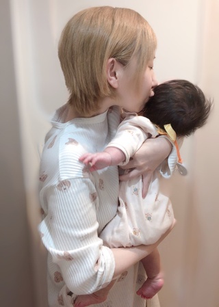 母ちゃん今日で34歳になったヨ❣️❣️
(誕生日迎えて初ツーショは寝起きパジャマ髪ボッサで愛しの娘ﾁｬﾝと👶💕)

34歳も健康第一で頑張るぅう！💪✨ https://t.co/xvimdwj5fs