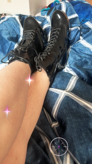 i’m selling these boots