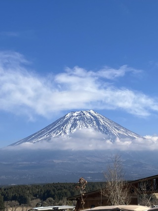 志穂ちゃんと2泊キャンプ行ってきたよー❣️
着いた瞬間極寒で夕方の時点で–3度くらい❓調理中のまな板の水滴も凍って行く程😳夜は多分…−7度くらいいってそうでした🙄２日目は−2度で暖かい！余裕！と喜んでたよ🤣
過酷な状況も楽しむ事が出来て強靭な人間になれたかも🤭⁉️
素敵な所で癒されたよー🗻✨ https://t.co/v5cbtfczmb