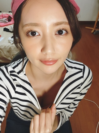 おっぱい見せようとしたけど首のところ狭くて見せられなかった…そしてまた訪れた制服を着る機会……！ https://t.co/2ynhdj8slc