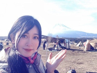 志穂ちゃんと2泊キャンプ行ってきたよー❣️
着いた瞬間極寒で夕方の時点で–3度くらい❓調理中のまな板の水滴も凍って行く程😳夜は多分…−7度くらいいってそうでした🙄２日目は−2度で暖かい！余裕！と喜んでたよ🤣
過酷な状況も楽しむ事が出来て強靭な人間になれたかも🤭⁉️
素敵な所で癒されたよー🗻✨ https://t.co/v5cbtfczmb
