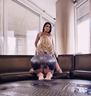 i’m helping @romi_rain find
