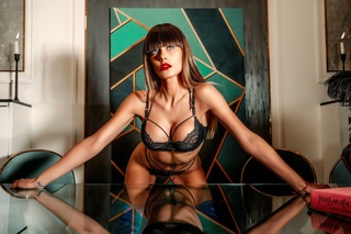 luscious #lanarhodes houseeee!
catch her