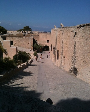 If you're looking for something a little different to do this weekend, why not try a trip to Alicante? 
Specifically, to Santa Barbara Castle, where there is a Medieval Market being held. 
There are great views across the city from the castle too.
It