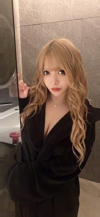 生放送後にスタッフさんに、インスタ映えの写真撮るの付き合ってください！ってひたすら手伝わせた作品がこちらです💁‍♂️ https://t.co/fdjori7s8f
