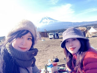 志穂ちゃんと2泊キャンプ行ってきたよー❣️
着いた瞬間極寒で夕方の時点で–3度くらい❓調理中のまな板の水滴も凍って行く程😳夜は多分…−7度くらいいってそうでした🙄２日目は−2度で暖かい！余裕！と喜んでたよ🤣
過酷な状況も楽しむ事が出来て強靭な人間になれたかも🤭⁉️
素敵な所で癒されたよー🗻✨ https://t.co/v5cbtfczmb