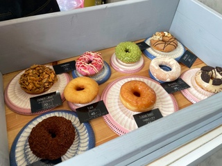 福岡で大人気な「tsubame donut」がスクンビット49のヴィラマーケット並びにオープンしたので早速行ってきました🍩✨

可愛い箱は6個入りから👌

#ツバメドーナツ
#ソイドーナツ https://t.co/hqqmwgwqrh