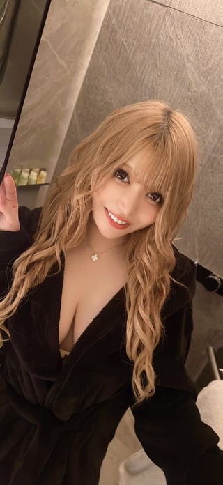 生放送後にスタッフさんに、インスタ映えの写真撮るの付き合ってください！ってひたすら手伝わせた作品がこちらです💁‍♂️ https://t.co/fdjori7s8f