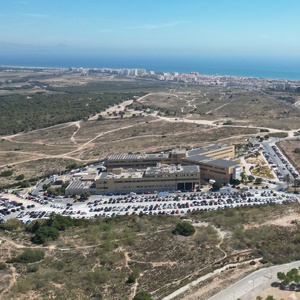 The Hospital Quirónsalud Torrevieja is an international health centre of excellence in the province of Alicante. Its team of professionals is highly qualified and has a wide variety of medical specialties (more than 50). This makes it a multidiscipl