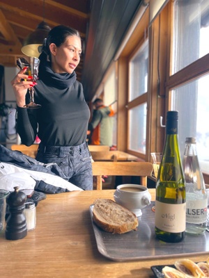 Après Ski 🎿 #Andermatt #Switzerland  
There’s nothing like enjoying a bottle of Austrian Grüner Veltliner grapes , in the Swiss Alps ❄️❄️ #Vino #GrünerVeltliner #MartinNigl #VahnAddict #AustrianWine https://t.co/zZYTvKT8Lw