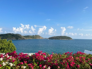 まるでサントリーニ島ですが、プーケットの最南端でもこのような素晴らしい景色が待ってます☺️🇹🇭

https://t.co/rt5e1udawa https://t.co/rbkklsz9km