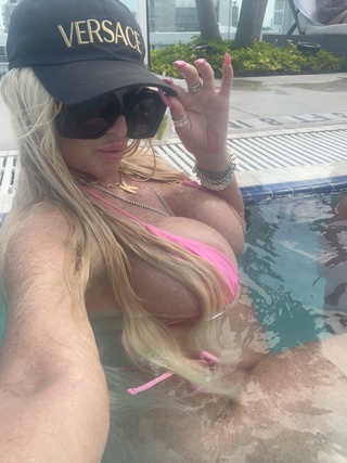 it’s hot here https://t.co/km5raaffho