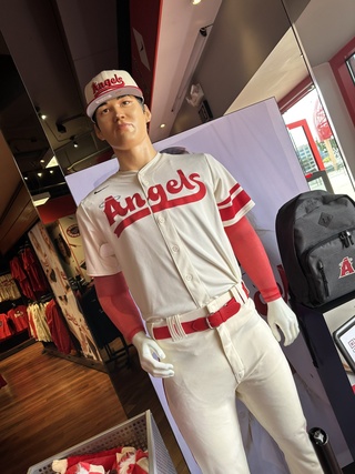 侍ジャパンが帰国しましたが、私は昨日からlaへ🙋‍♀️
八村くんがレイカーズ🏀とは感慨深い…🥹
そして今日は大谷くんロスすぎてアナハイムへグッズを買いに行きました🥲 https://t.co/q0tuhepwsu