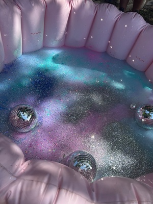 A super fun way to start a weekend… glitter milk bath photoshoot with friends! https://t.co/1UMHMiOBmZ