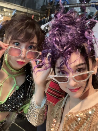 今週はメイクもちょっと変えてクールめなのです😃
やっぱり元がクールフェイスなので甘い顔にするよりはしっくりくるような。
ちょっとは男子に見えてますか⁉️
仕草とかよくわからなくてもっと研究しなくちゃ。
3景の髪飾りをリーゼントみたいに付けるのもなんだか気に入ってる❣️ https://t.co/ao00mj5ano