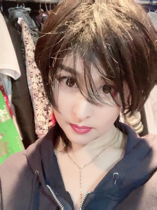今週はメイクもちょっと変えてクールめなのです😃
やっぱり元がクールフェイスなので甘い顔にするよりはしっくりくるような。
ちょっとは男子に見えてますか⁉️
仕草とかよくわからなくてもっと研究しなくちゃ。
3景の髪飾りをリーゼントみたいに付けるのもなんだか気に入ってる❣️ https://t.co/ao00mj5ano