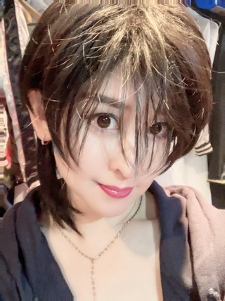 今週はメイクもちょっと変えてクールめなのです😃
やっぱり元がクールフェイスなので甘い顔にするよりはしっくりくるような。
ちょっとは男子に見えてますか⁉️
仕草とかよくわからなくてもっと研究しなくちゃ。
3景の髪飾りをリーゼントみたいに付けるのもなんだか気に入ってる❣️ https://t.co/ao00mj5ano