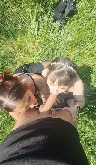 pequeñita exhibe avec belle