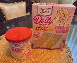Being domestic on Mama’s Day & making some banana cupcakes with buttercream frosting courtesy of the one & only Dolly Parton. 
Perfectly moist~ https://t.co/DTPbVaqxqZ