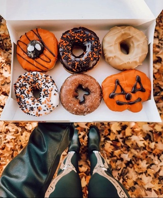 halloween donuts 😍🤤

which one