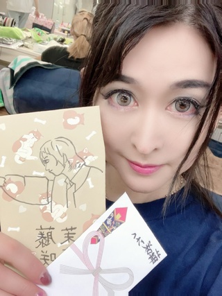 今日も応援差し入れお心付けありがとう😊
初デビューの赤島藤郎ちょっとミスなどもありましたが楽しかった🤣
沙羅姐さんの30年の重み、想い、色々感じます。驕らず謙虚で人に優しく自分に厳しい素敵な沙羅お姐さんにこれからもついていきます🥰
姐さんの背中をみてどんな芸も真摯に向き合うメンバー🤭 https://t.co/rf0oafilrx