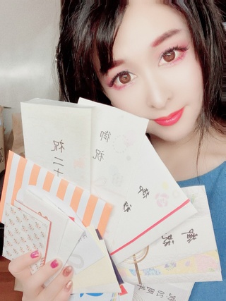 今日20周年を迎えました❣️
お祝いの言葉や御祝儀、プレゼントなどありがとうございます😭✨
デビューした当時はまさかこんな日がくるとは露ほども思いませんでした😳
これまであたたかく見守り支えて下さった全ての皆様のおかげでこんなに長く続けてくる事が出来ました。
心から感謝致します🙇‍♀️✨ https://t.co/9bswnmmikb