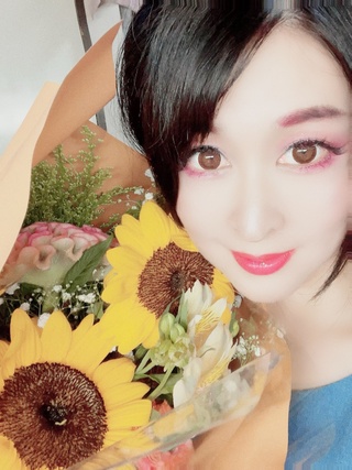 今日20周年を迎えました❣️
お祝いの言葉や御祝儀、プレゼントなどありがとうございます😭✨
デビューした当時はまさかこんな日がくるとは露ほども思いませんでした😳
これまであたたかく見守り支えて下さった全ての皆様のおかげでこんなに長く続けてくる事が出来ました。
心から感謝致します🙇‍♀️✨ https://t.co/9bswnmmikb