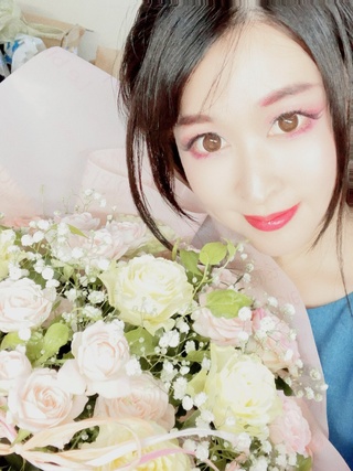 今日20周年を迎えました❣️
お祝いの言葉や御祝儀、プレゼントなどありがとうございます😭✨
デビューした当時はまさかこんな日がくるとは露ほども思いませんでした😳
これまであたたかく見守り支えて下さった全ての皆様のおかげでこんなに長く続けてくる事が出来ました。
心から感謝致します🙇‍♀️✨ https://t.co/9bswnmmikb
