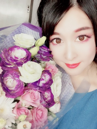 今日20周年を迎えました❣️
お祝いの言葉や御祝儀、プレゼントなどありがとうございます😭✨
デビューした当時はまさかこんな日がくるとは露ほども思いませんでした😳
これまであたたかく見守り支えて下さった全ての皆様のおかげでこんなに長く続けてくる事が出来ました。
心から感謝致します🙇‍♀️✨ https://t.co/9bswnmmikb
