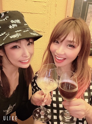 昨日、京香ねぇさんと飲みましたぁ🍻

私は飲めないのでノンアルワイン🍷
美味しかったぁ。
飲み慣れてなくてグラスの持ち方もぎこちない🤣🤣😂💦

ちょっと飲んでる気分を味わえました👍✨

沢山喋って楽しかったぁ😆💓 https://t.co/esmajjm7ym