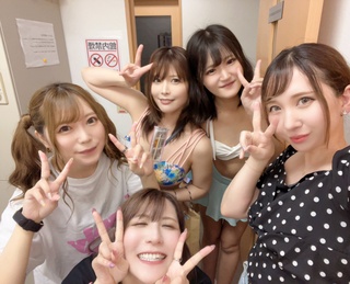 今日レフカダさんの昼の部のイベント『ビキニ卓球🏓』を終えた新村ちゃんとまりちゃんに楽屋で会えたんだァ🥰🩷
嬉しすぎてめっちゃハグしまくった🤣♥️ https://t.co/xsn2s4mgms