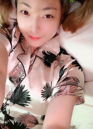 あ〜もぅ
誰の役にも
何にもしたくないな
だるぃな👿

やっと外が
明るくなったから寝れるかな？

じゃあな👋

つるつるのパジャマ
気持ちいいな💓(〃ω〃) https://t.co/ucqket4qrm
