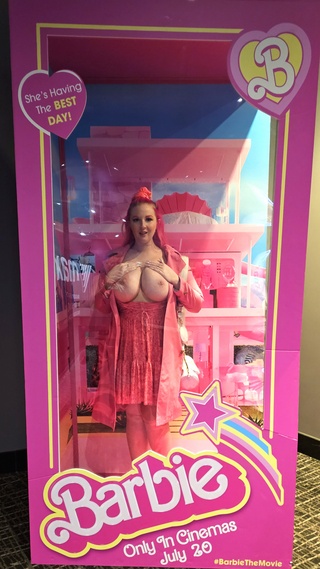 💗💗it's milf barbie 💗💗

(you