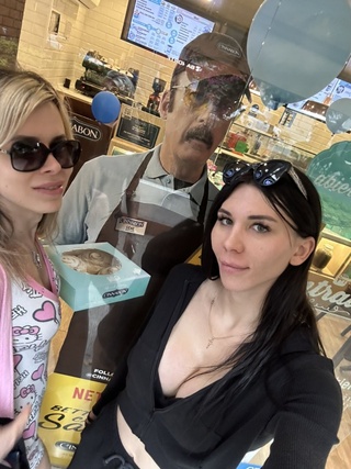 with @playjuliats @bettercallsaul @cinnabon
