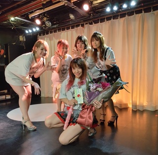 いやぁ
アトラクで、みんなで私のオープン曲でワイワイしてもらえて楽しかったなぁ

お客様達も楽しそうで
その笑顔にパワーを沢山頂きました

個性的で素敵なこのメンバーの出演は２０日まで！！

いろんな演目が観られますので見逃し厳禁！！

ご来場お待ちしてまーす https://t.co/u0ovos7h4u