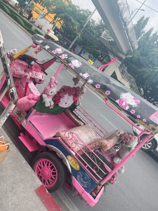 サンリオ愛が強すぎるトゥクトゥク🛺🇹🇭運転手さんが気になる… https://t.co/w59iyhmssq