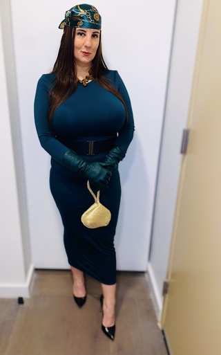 12.30.23
.
#glamour #glam #longdress #curves