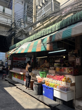 トンロー駅前の脇道に最近発見したとてもリーズナブルな屋台街🇹🇭
カフェ、麺料理からぶっかけ飯、フルーツ屋が一通り揃っていて、どれも手軽に楽しめます。店員さんもフレンドリー。立地も抜群なのでオススメです！
#バンコク https://t.co/8nxv3s2rk1