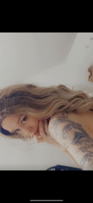 Happy holidays everyone ❤️ if we were in contact … and you have had my phone number please send me a text telling me who you are. I have lost all contacts and content in my phone. 🥺🥺 https://t.co/h2L4OjgNgs